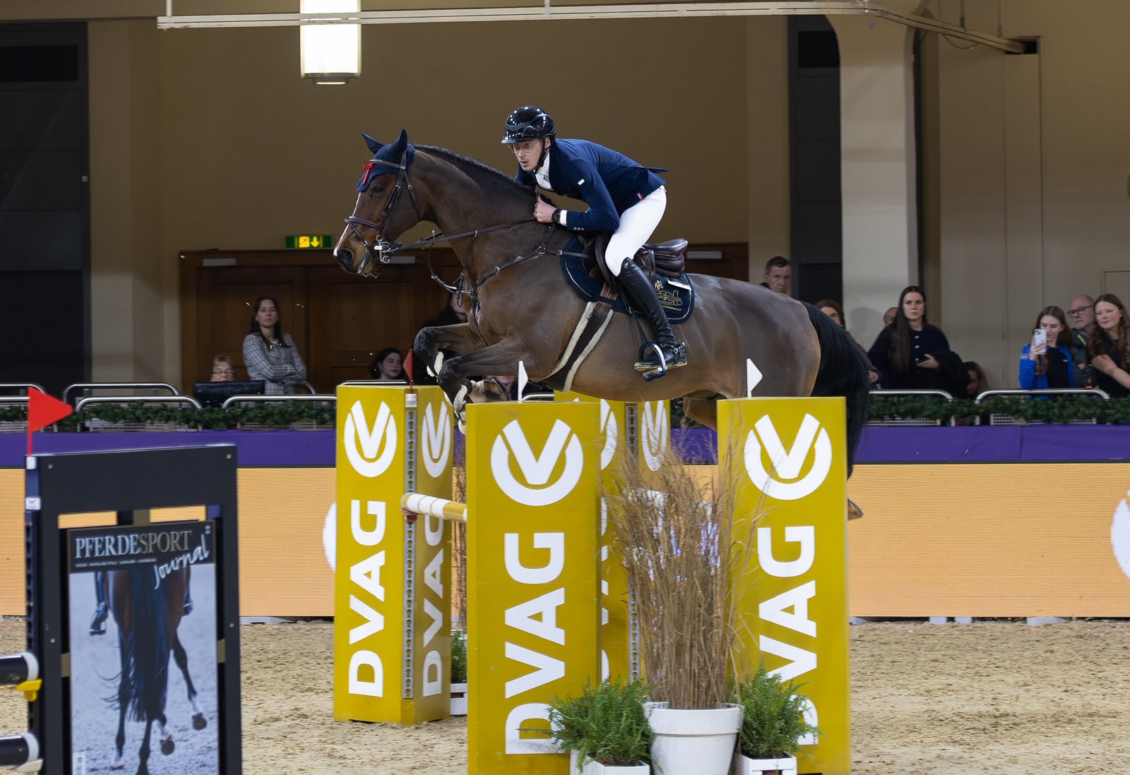 Constantin Mörler im Springparcours vor Publikum